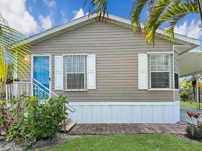 Building Photo - Charming Coastal Retreat in Ridgeway | Fenced Yard + Garage | Hobe Sound