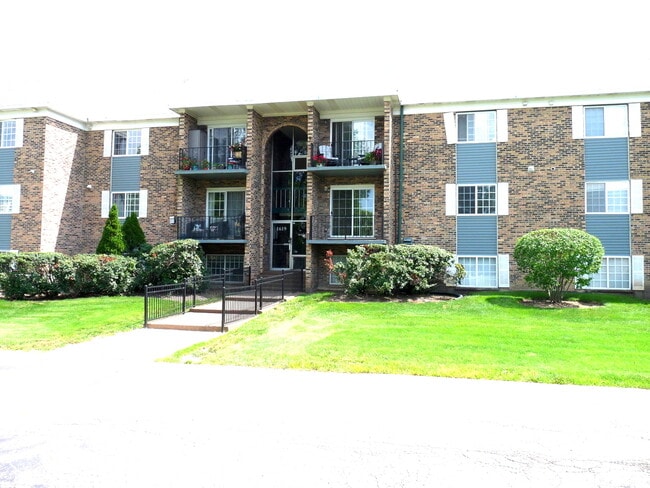 Building Photo - 1619 N Windsor Dr Unit 212