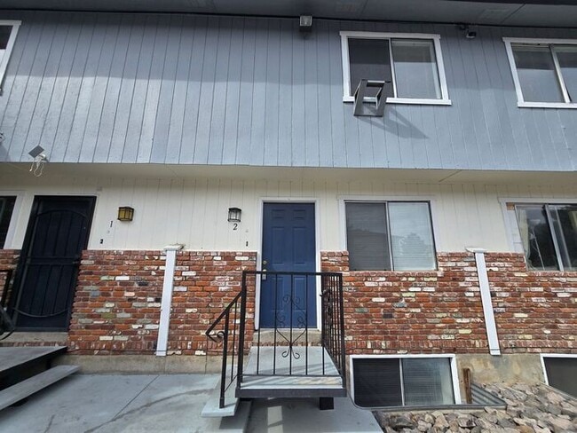 Building Photo - 3-Bedroom, 2.5-Bath Tri-Level Townhome Near UNR & Downtown Reno