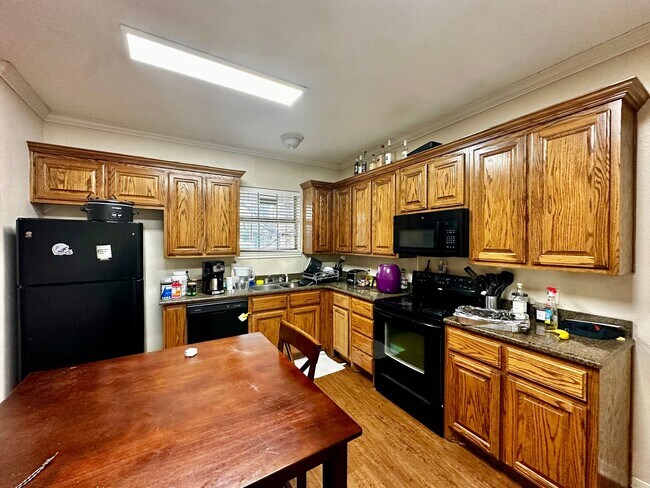 Photo - Spacious 4/4.5 House with Fenced Backyard!