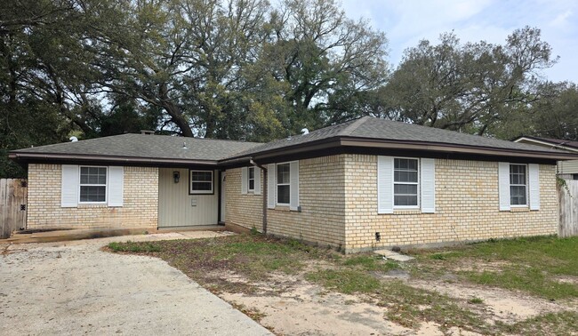 5BR/2BA home with large family room - 5BR/2BA home with large family room
