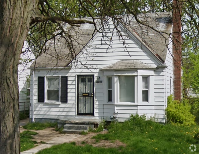 Building Photo - 3 Bed 1 Bath bungalow with basement on eas... Rental