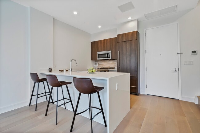 Photo - 695 6th Ave