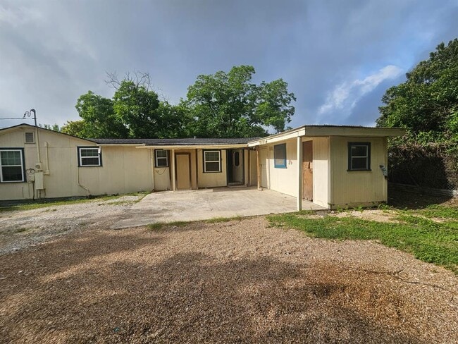 Photo - 907 Neches St