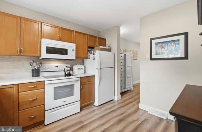 Photo - 146 Larchwood Ct