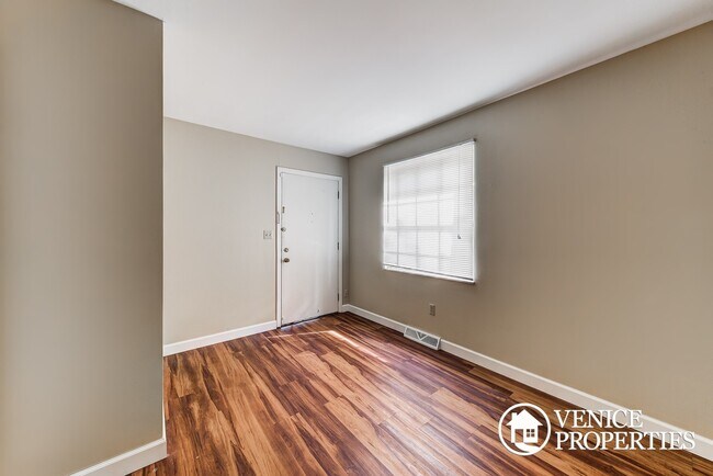 Photo - 2139 Summit St