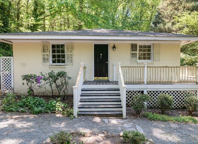 Building Photo - Heart of Chapel Hill! Roosevelt is ready for you!  4 bedrooms/3 bathrooms