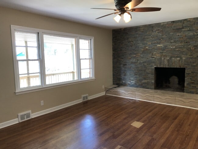 Photo - Convenient South Location!  3 Bedrooms / 2 Bathrooms