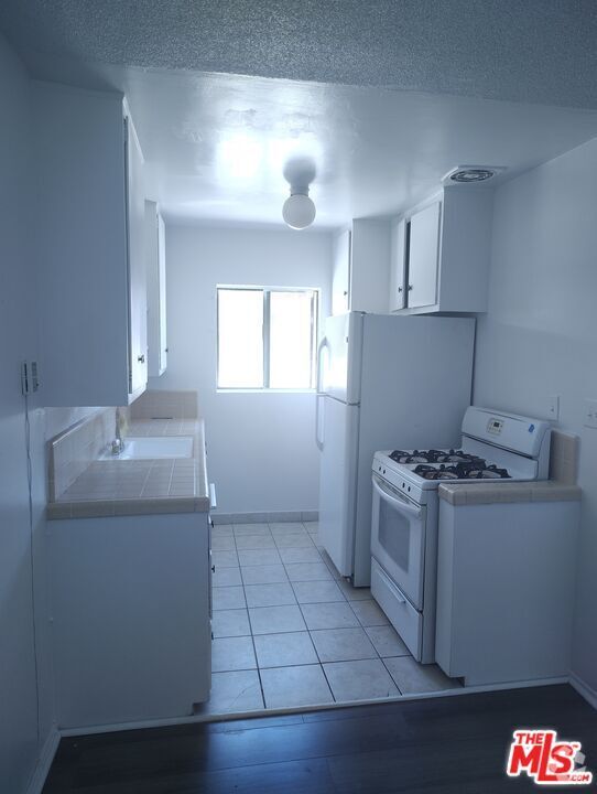 Building Photo - 2630 S La Salle Ave Unit 4 Rental