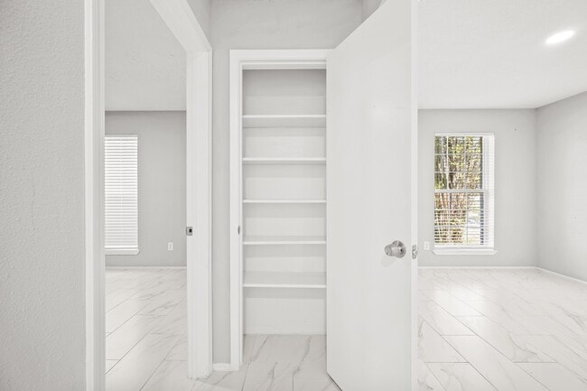 Building Photo - 13527 Montaigne Dr