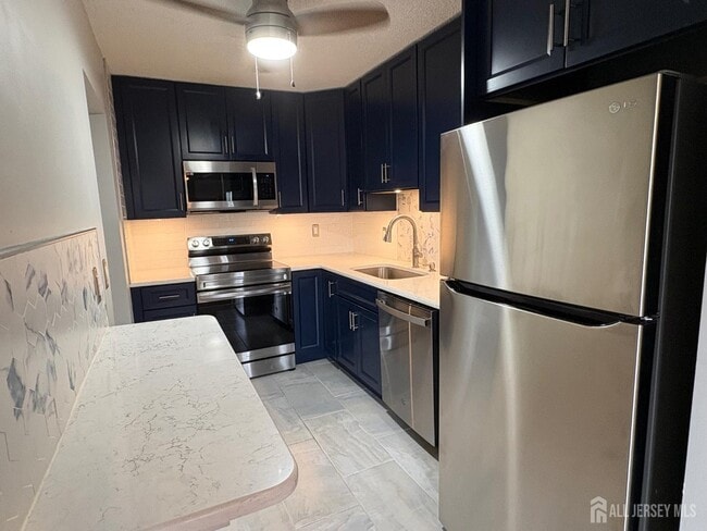 Building Photo - 10 N Wood Ave Unit 419