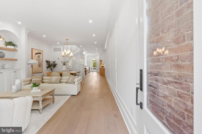 Photo - 2460 Ontario Rd NW