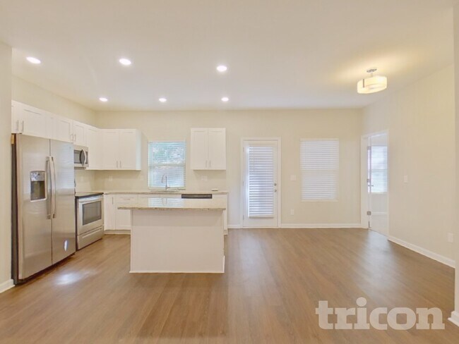 Photo - 1576 Queen Elizabeth Dr