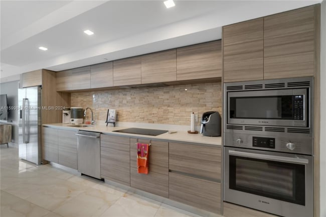6620 Indian Creek Dr Unit 121