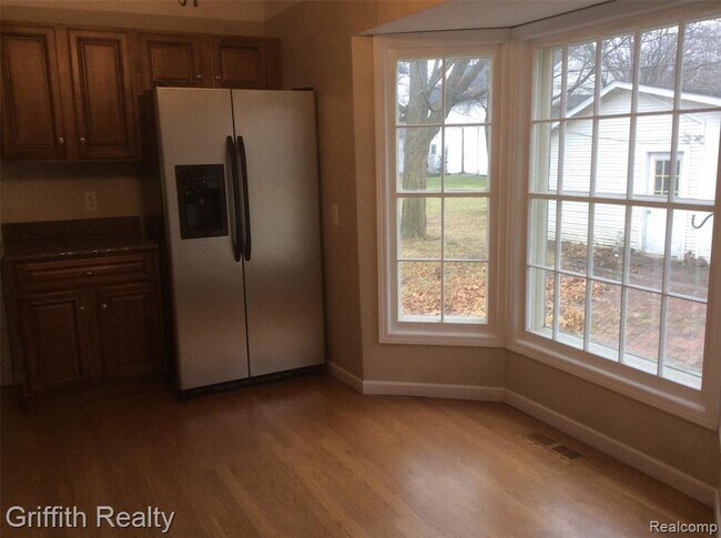 Photo - 8345 Maltby Rd