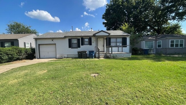 Building Photo - 3 bed 1 bath home with 1 car garage. Move in Ready!