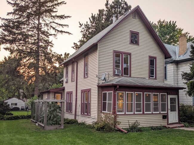 Building Photo - 2526 NE Taylor St Unit Upper