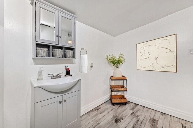 Building Photo - 1010 Long St