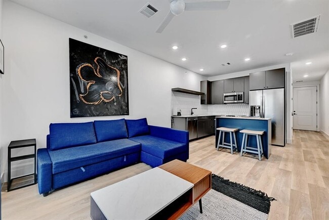 Building Photo - 2709 E 5th St. Unit 1303
