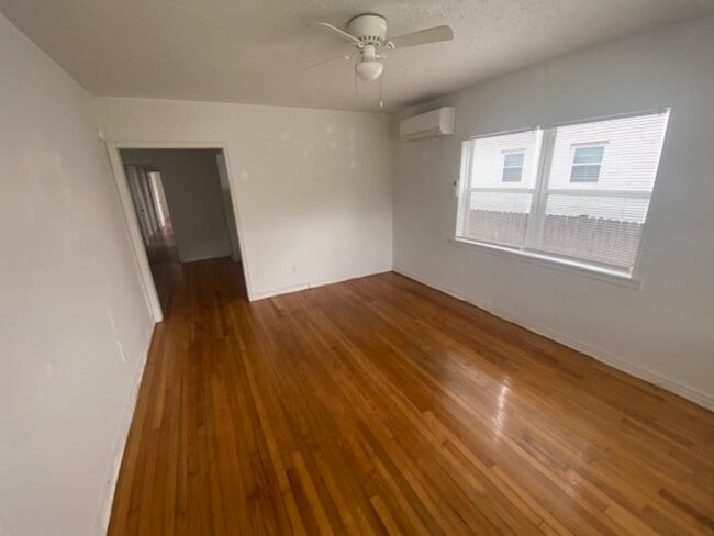 Photo - 2136 College St
