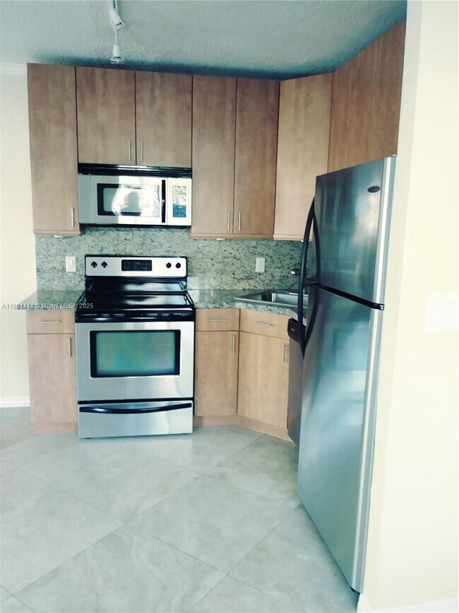 Photo - 1864 NE 46th St Unidad E1