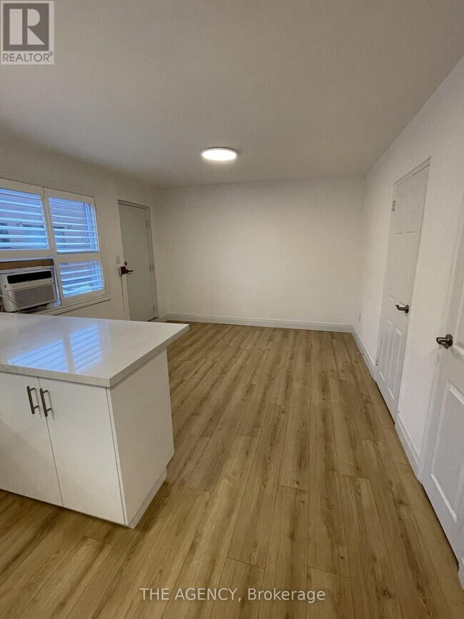 Photo - 2940 Dundas St W