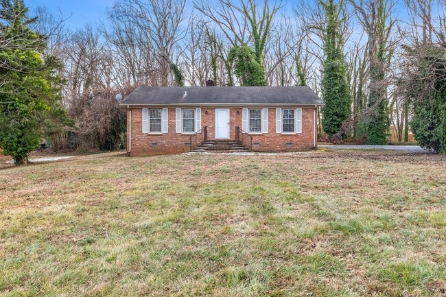 Building Photo - Large Brick Ranch, New Wood Like Flooring Throughout, Just Painted, LR, Den, Sun Room, Carport!