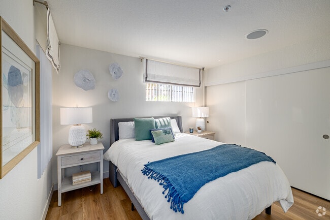 2BR, 2BA - 998SF - Bedroom