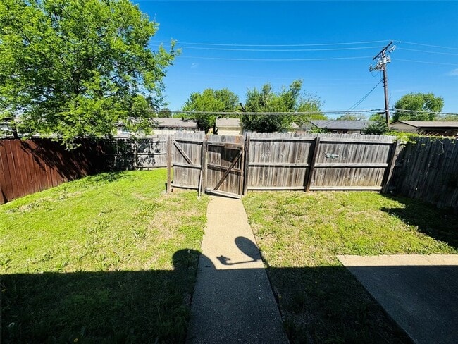 Photo - 825 Denmark Dr