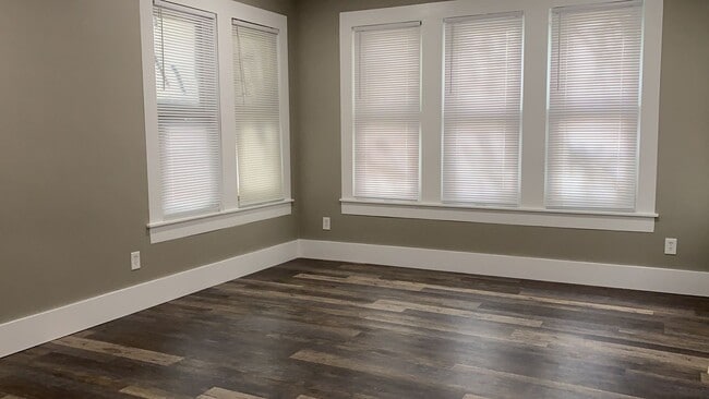 Photo - 302 W Baylor St