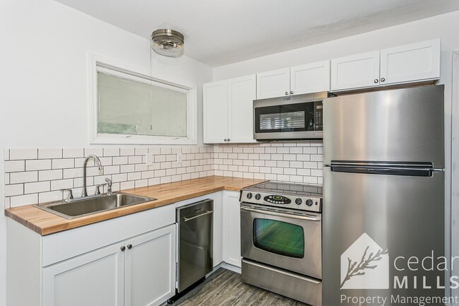 Photo - 1422 Cloverdale Dr