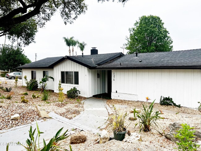 Building Photo - 1376 E Avenida De Los Arboles Rental