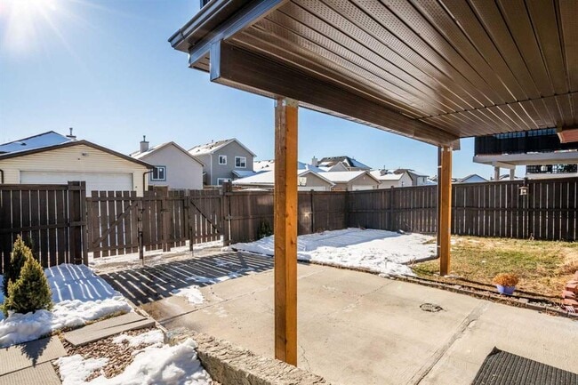 Photo - 35 Saddleland Way NE