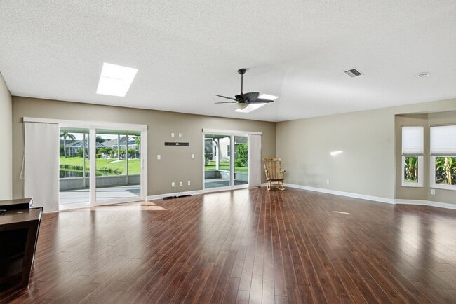 Photo - 349 Fountainview Cir