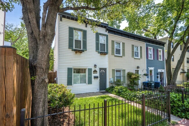 Building Photo - Available Now! 2 Bed 1.5 Bath Between Navy... Rental