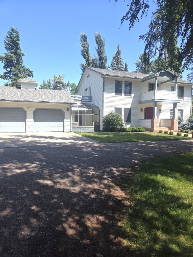Building Photo - Spacious home in country setting, yet clos...