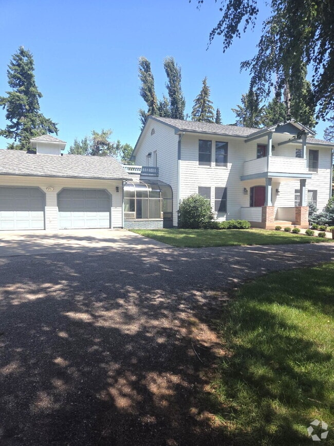 Building Photo - 233 N Riding Rental