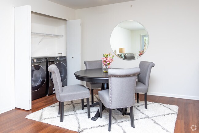 2BR, 1BA - 960 SF