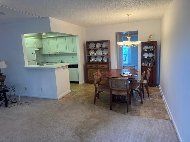 Photo - 358 Chatham R