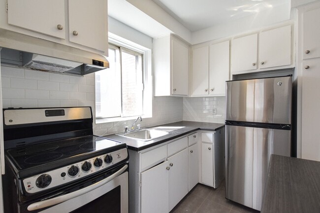 Photo - 4570 Chem. Queen Mary Unit 307