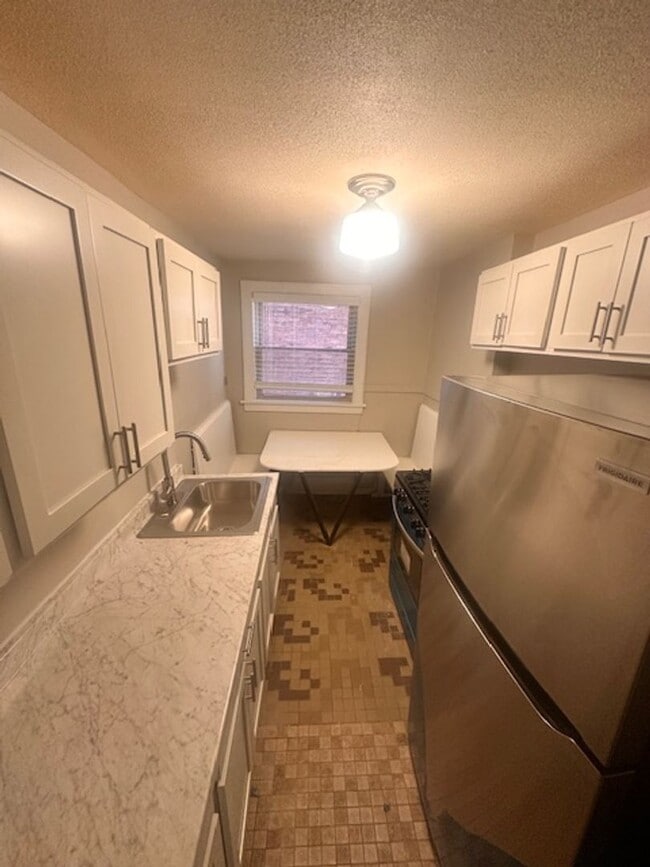 Hessler Place - 5 minute walk to CWRU