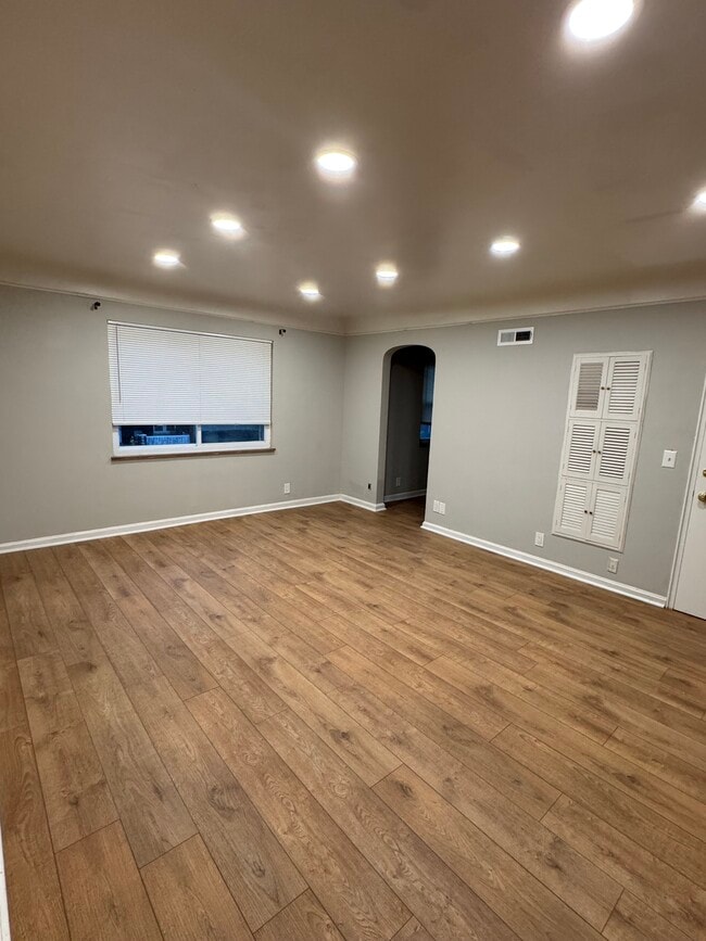 Living Room - 6803 Plainfield Rd Unit 2