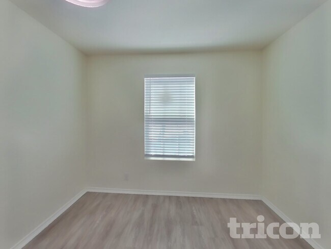 Photo - 2102 York Bend