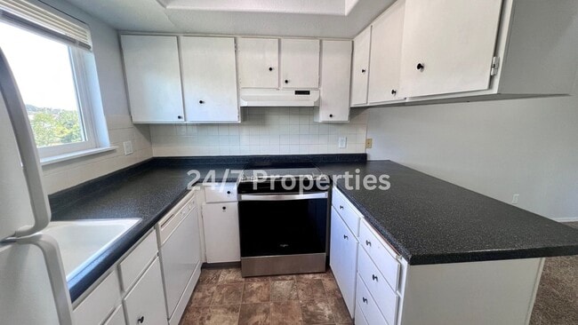 Photo - Upper Level 2 BD | 1 BA Apartment w/ Willamette River View - Oregon City Unit 8