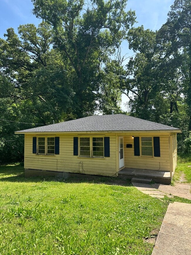 Building Photo - Updated 3 Bedroom House