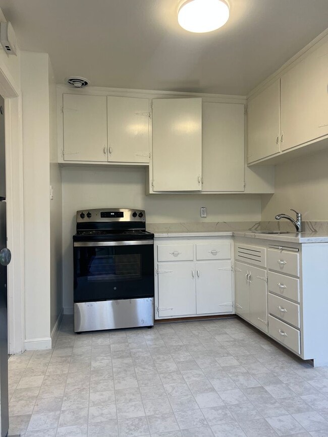 Building Photo - 1342 Unit #4