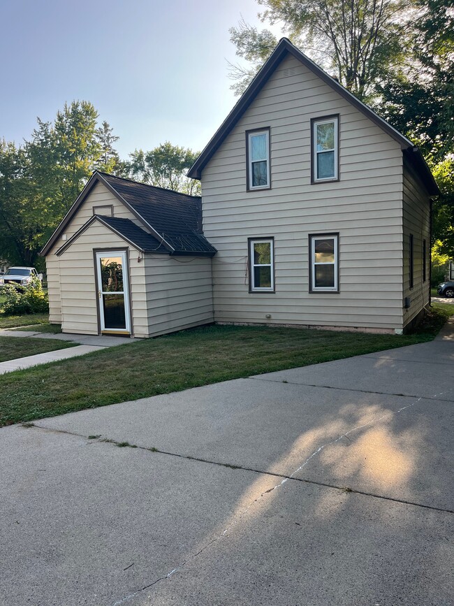 Photo - 720 2nd St N