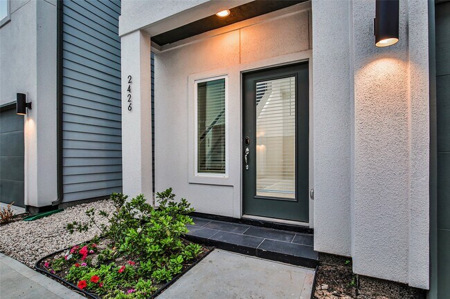 Photo - 2426 Cochran St