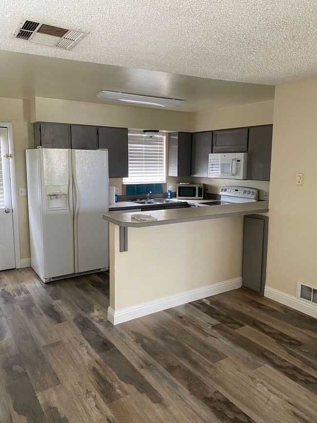 Photo - 2 Bedroom 1.5 Bathroom Townhome in Dixie Downs!