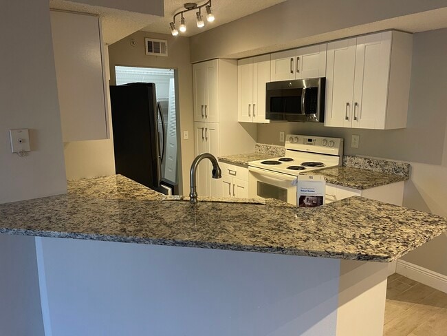 Building Photo - 13561 Eagle Ridge Dr Unit 1023